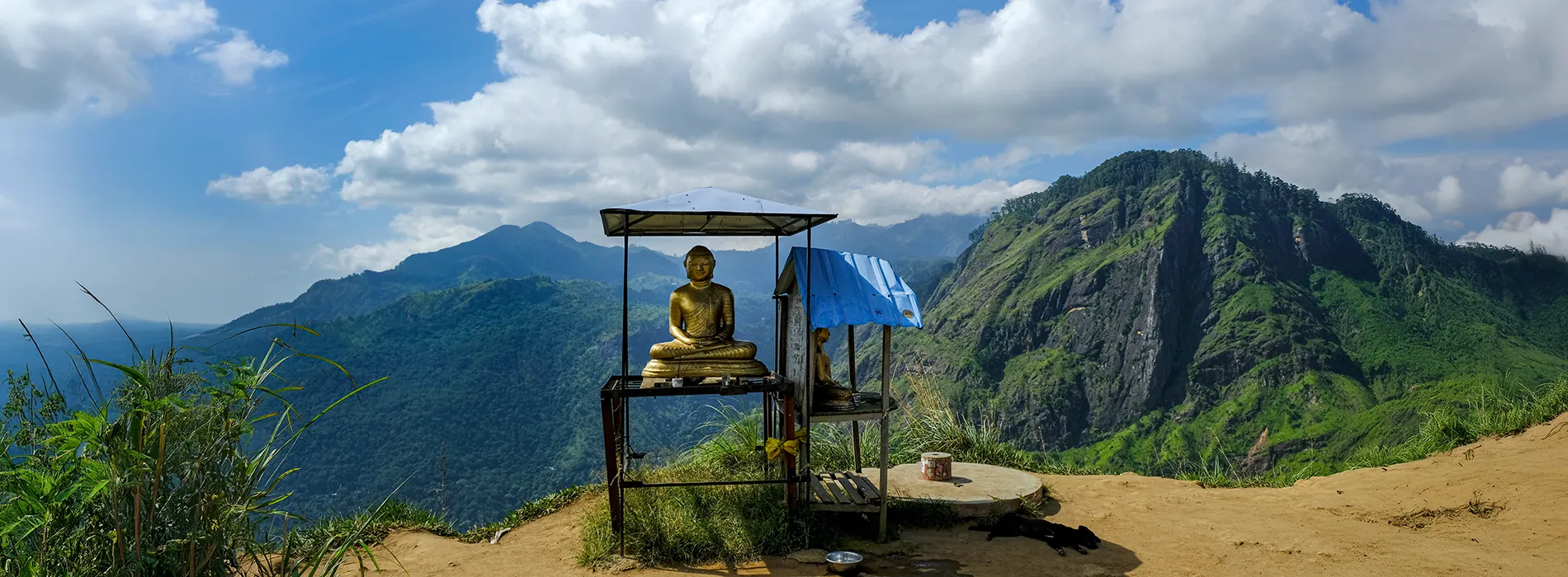 Buddha statue Adam's Peak1900 Petite statue de buddha en haut de l'Adams Peak au Sri Lanka